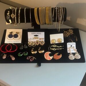 Lot of goldtone bracelets and earrings.
All in good condition!